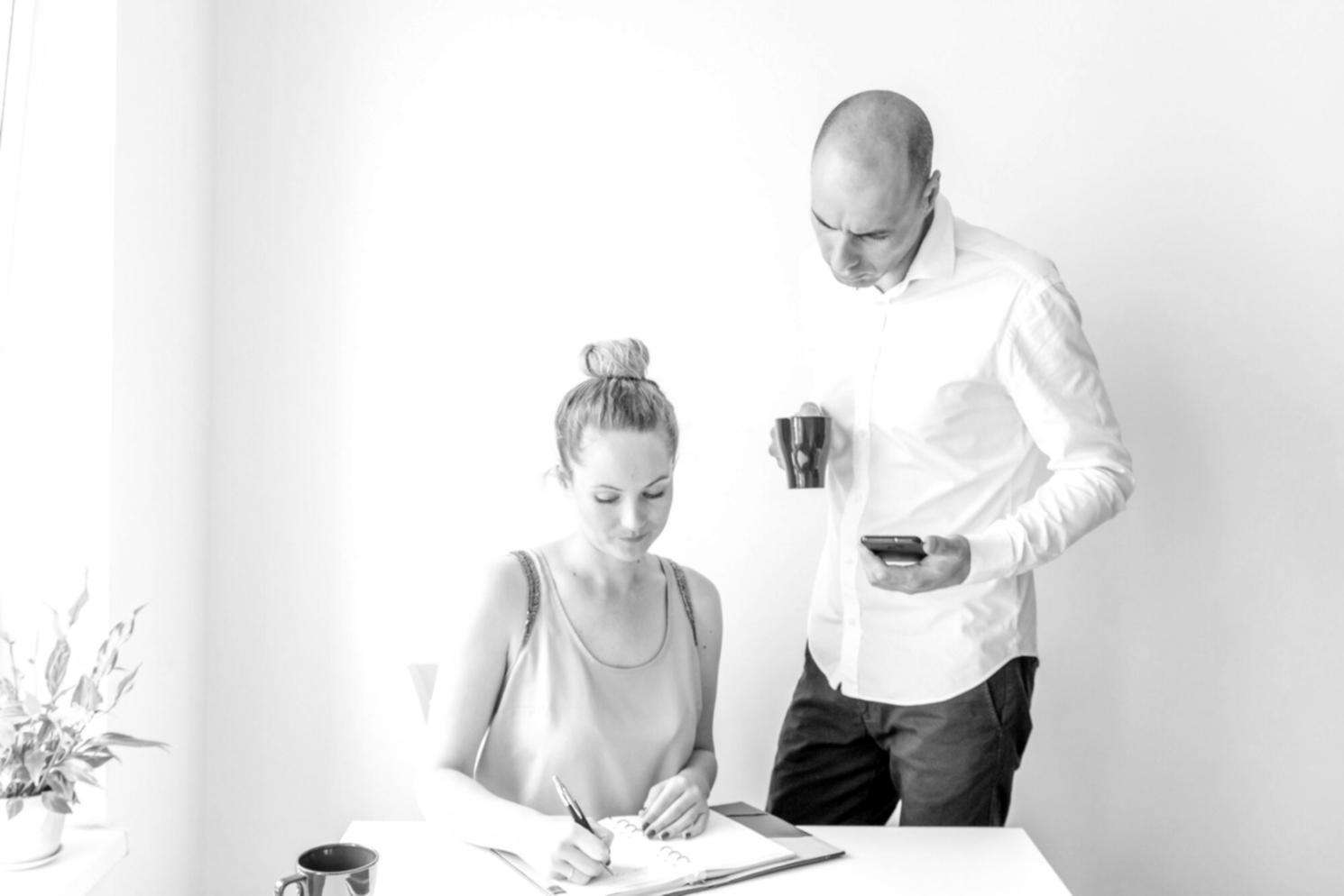 Profesionales analizando datos financieros en sesión de formación