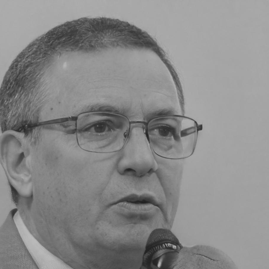 Director financiero revisando análisis de resultados empresariales